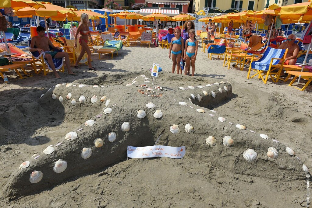 Gli stabilimenti balneari di Alassio si sfidano tra sculture e castelli | © Archivio foto visitalassio.com