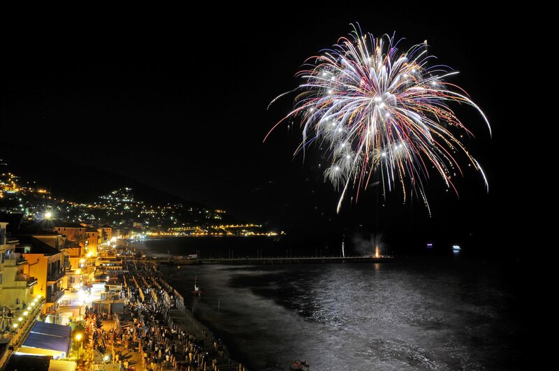 Fuochi di artificio di Ferragosto ad Alassio | © Archivio foto visitalassio.com