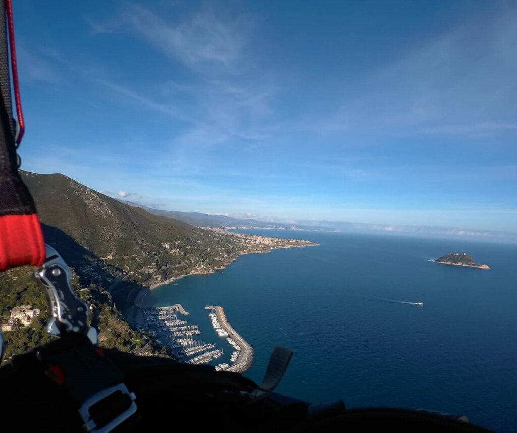 L'outdoor a Alassio e i suoi decolli per parapendio | © Archivio foto visitalassio.com