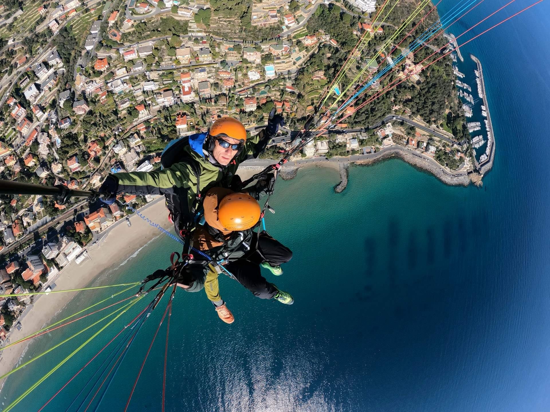 Prova il parapendio biposto in Liguria | © Archivio foto visitalassio.com