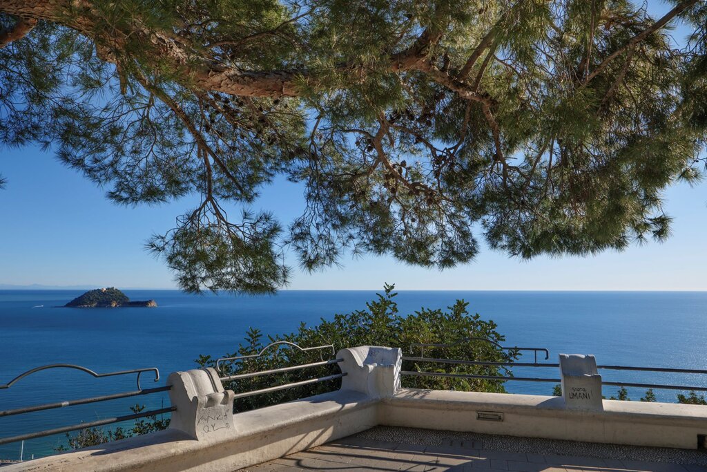 Punto panoramico in Alassio con vista all'isola Gallinara | © Archivio foto visitalassio.com