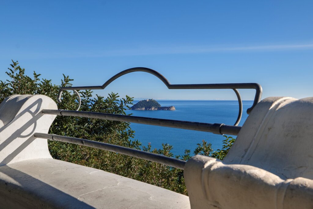 Punti panoramici a Alassio con l'isola Gallinara all'orizonte | © Archivio foto visitalassio.com