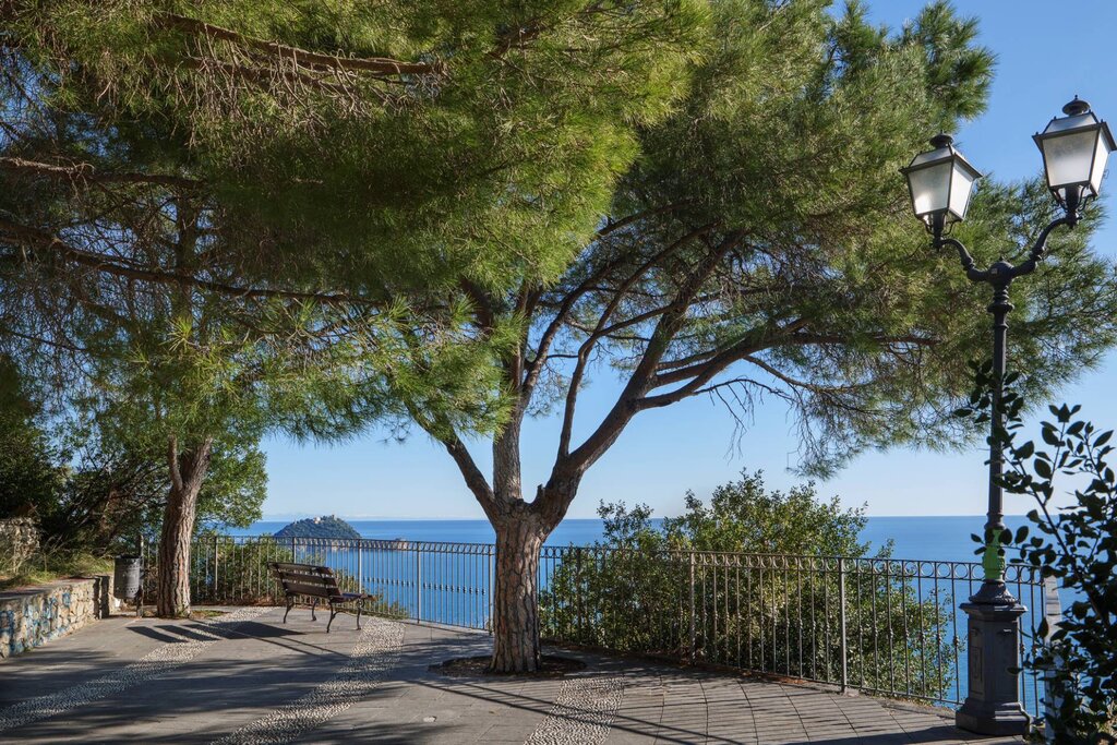 Vista isola Gallinara da Belvedere Santa Croce  | © Archivio foto visitalassio.com