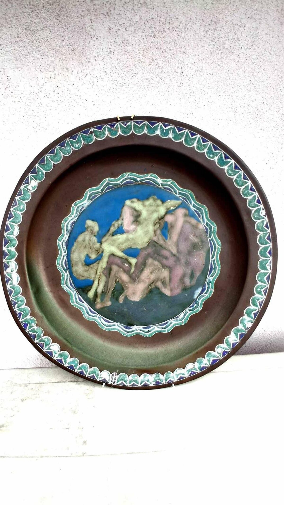Piatto decorativo con figure astratte colorate al centro e bordo verde e bianco