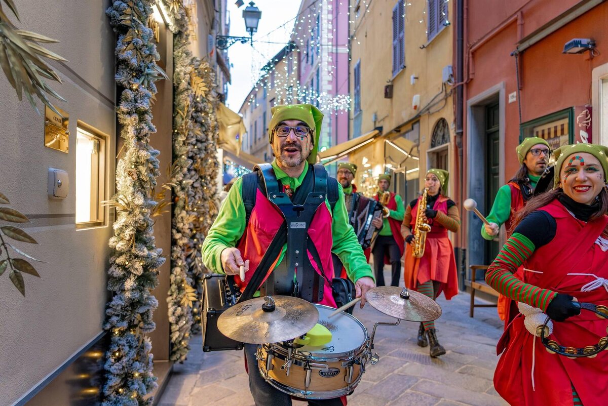 Spettacoli itineranti e parate luminose