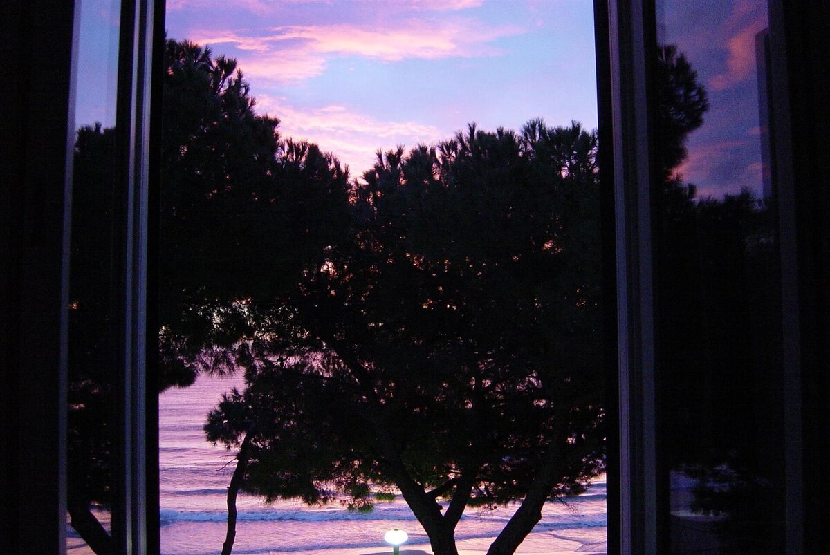 Camera con vista mare di sera
