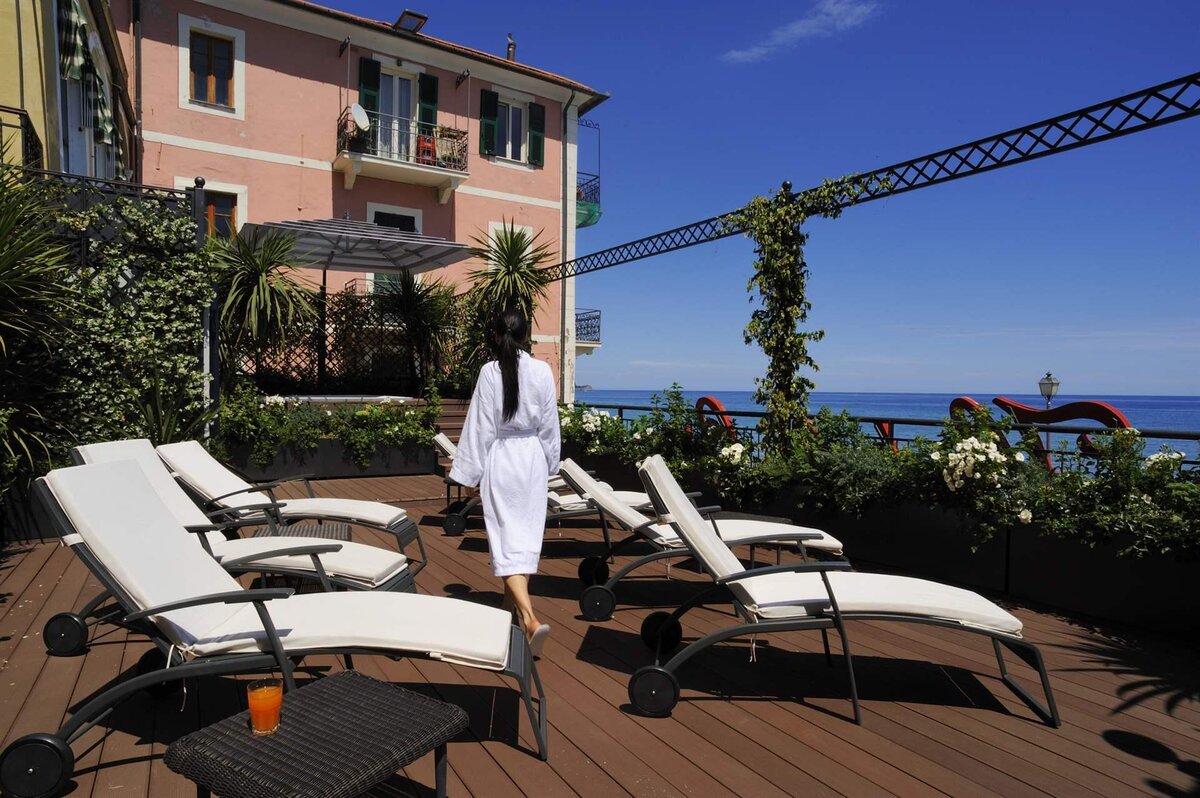 la terrazza fronte mare del SOLARIA SPA