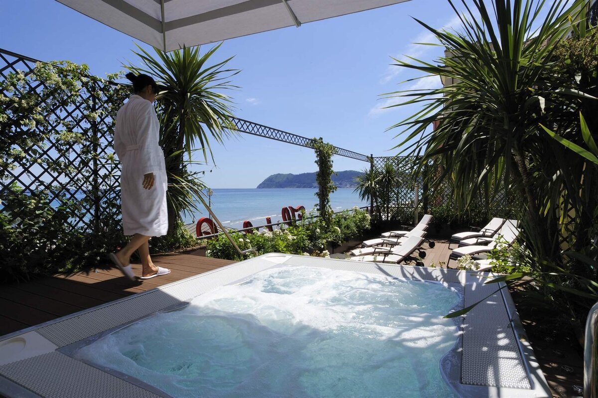 La Jacuzzi fronte mare SOLARIA SPA