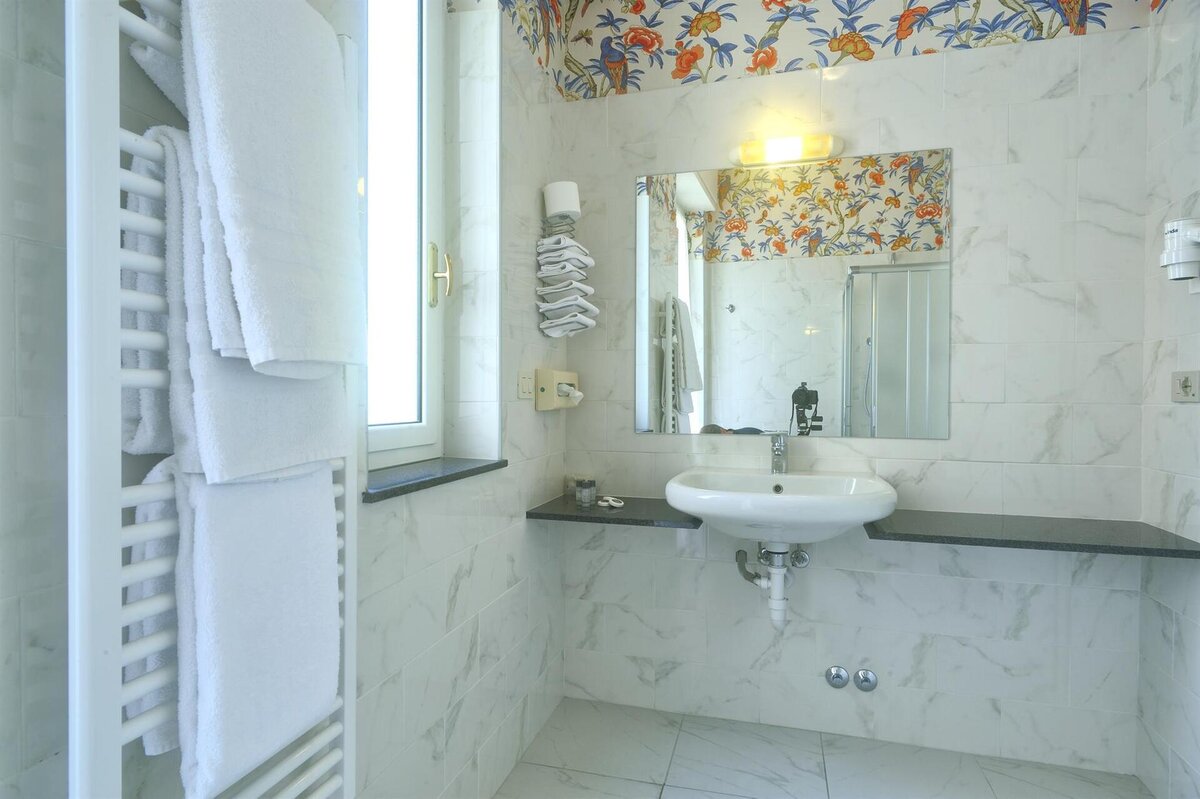 bagno camera con balcone e vista mare laterale