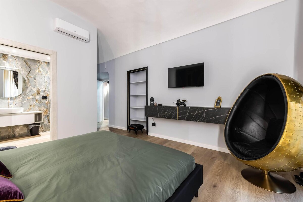 8EF9B126-6E80-4012-BFA5-E12EA3E50406