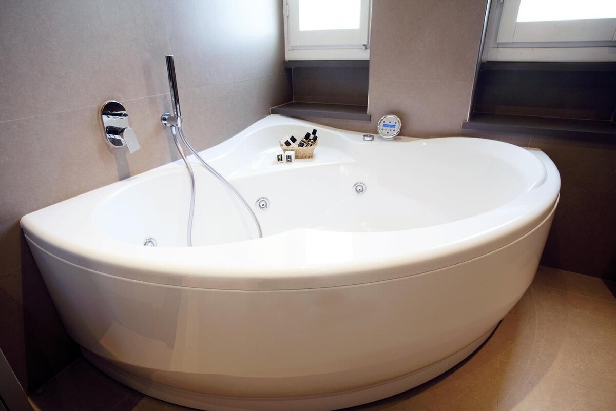 Dettaglio vasca idro bilo fronte mare  con balcone