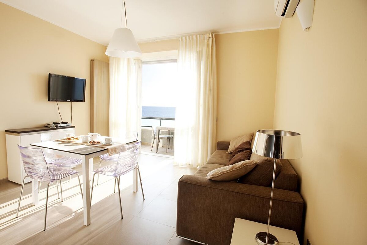 Soggiorno bilocale fronte mare superior con balcon