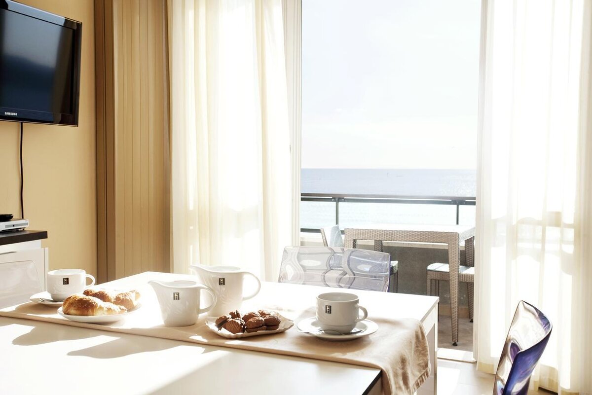 Bilocale fronte mare con balcone superior