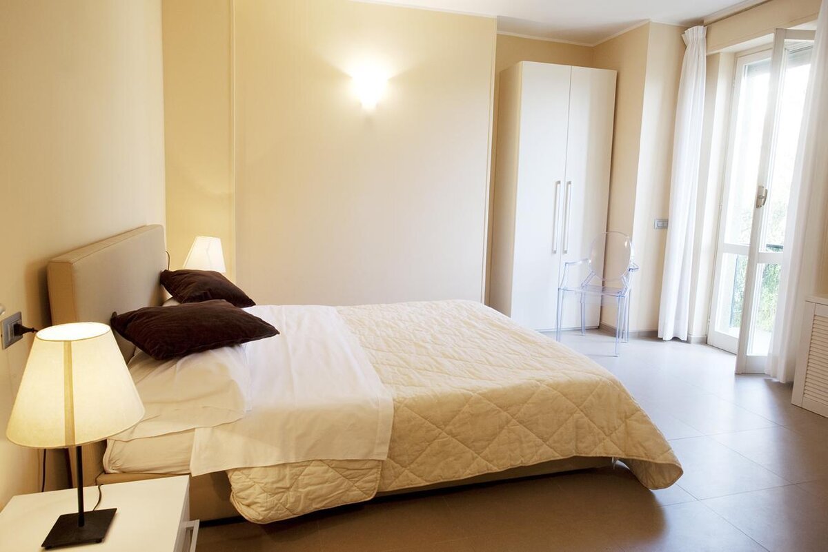 Camera bilocale fronte mare con balcone superior (