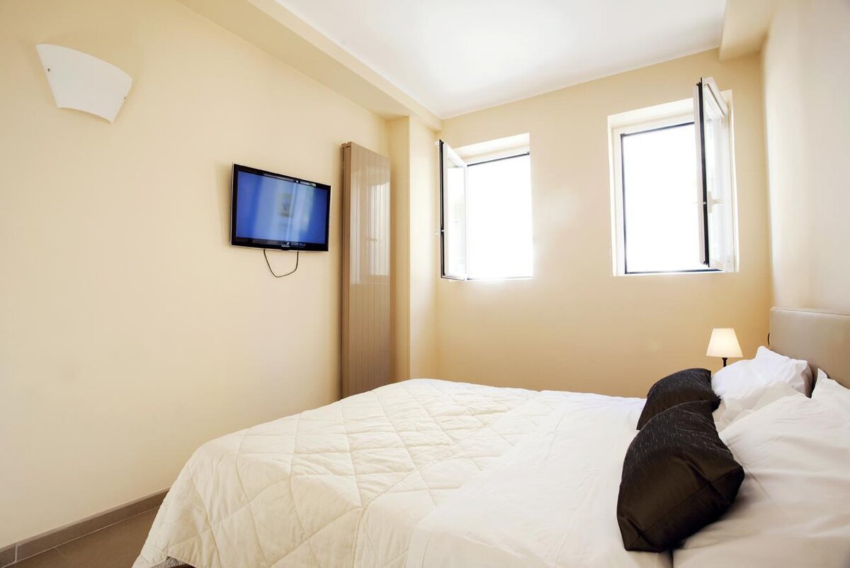 Camera bilocale fronte mare superior con balcone 2