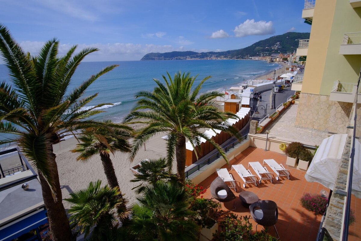 solemare vista da bilocale fronte mare con balcone