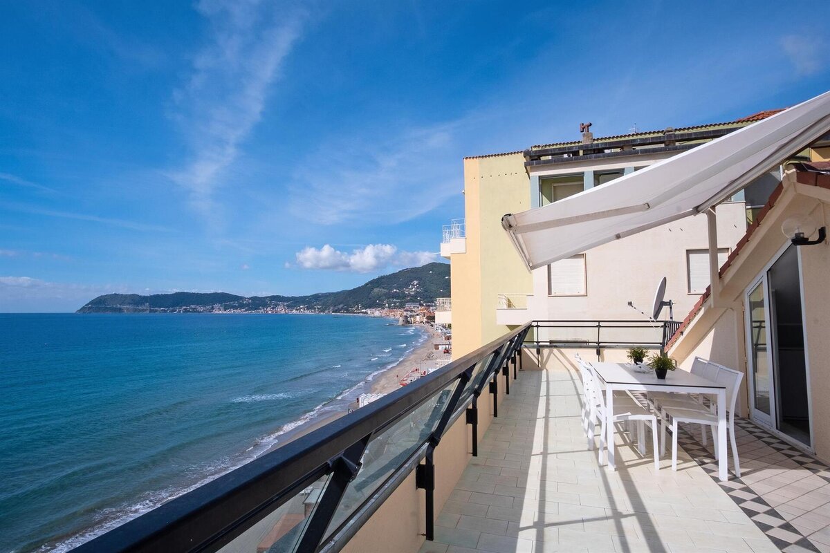 solemare trilocale fronte mare con vbalcone